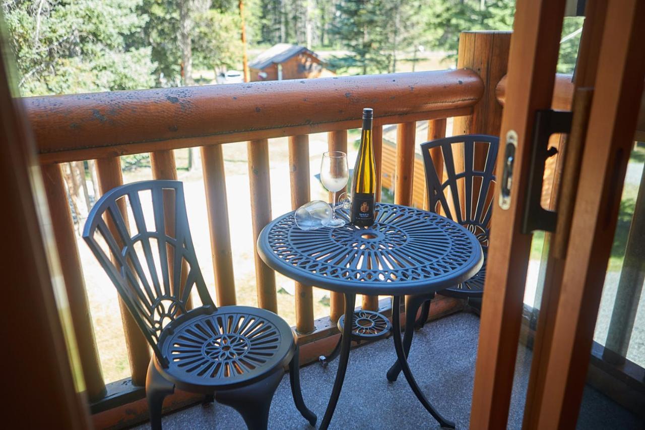 Castle Mountain Chalets Exterior photo