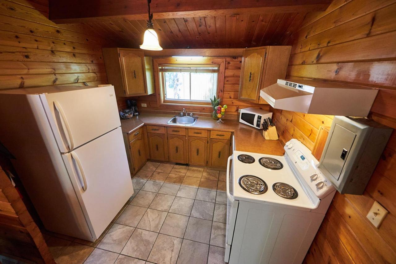 Castle Mountain Chalets Exterior photo