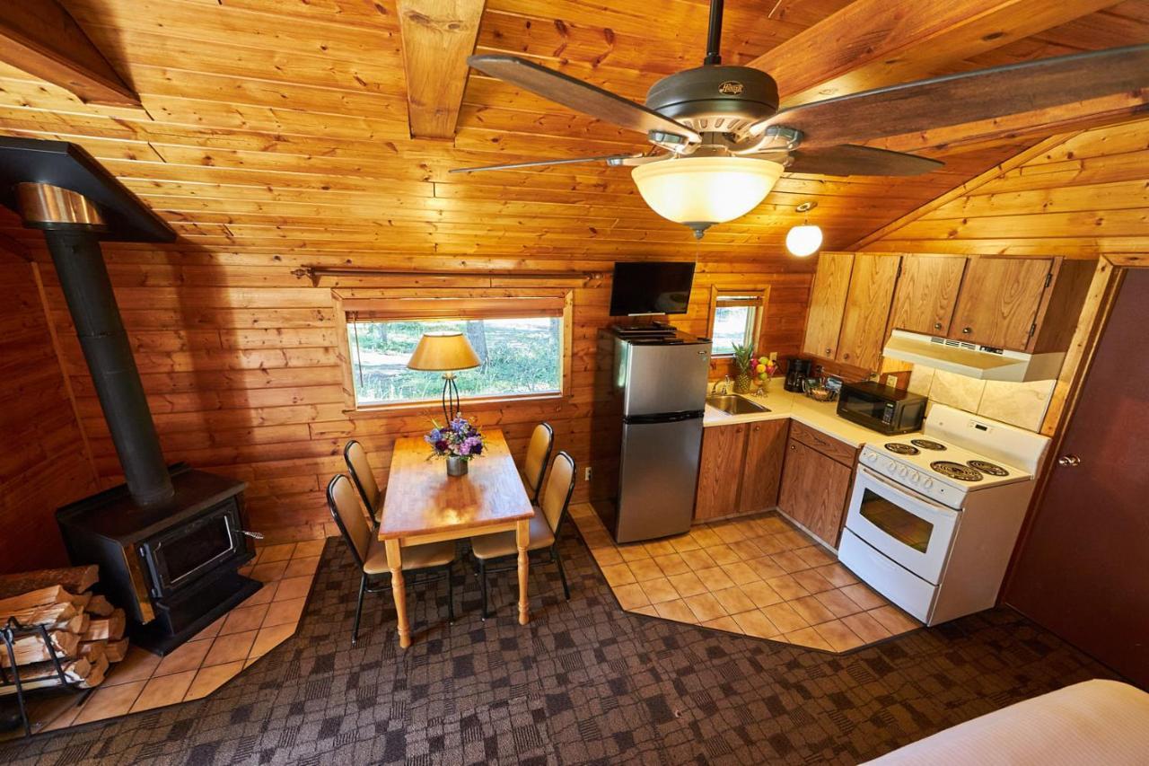 Castle Mountain Chalets Exterior photo