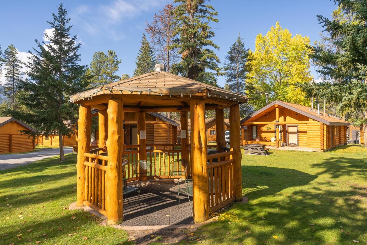 Castle Mountain Chalets Exterior photo