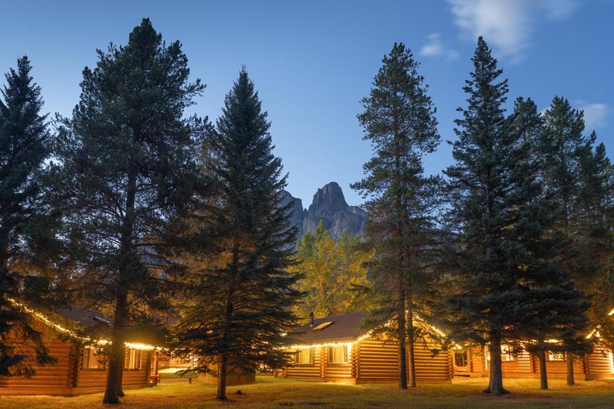 Castle Mountain Chalets Exterior photo