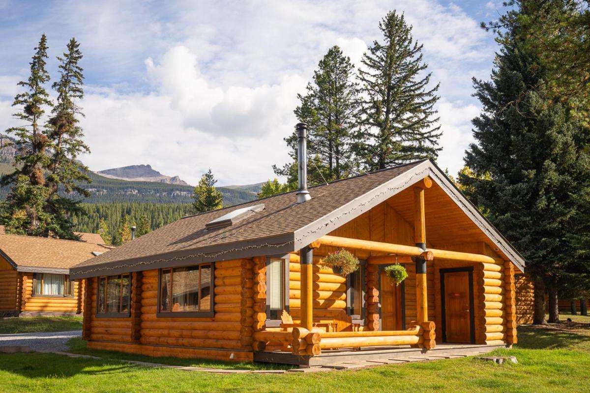 Castle Mountain Chalets Exterior photo