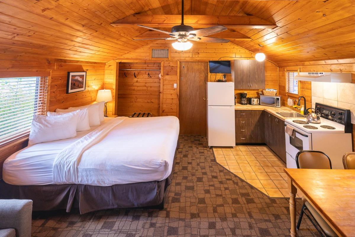 Castle Mountain Chalets Exterior photo