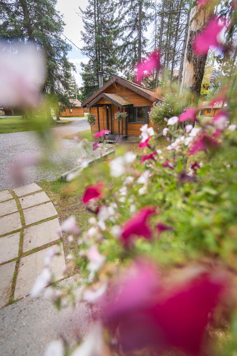 Castle Mountain Chalets Exterior photo