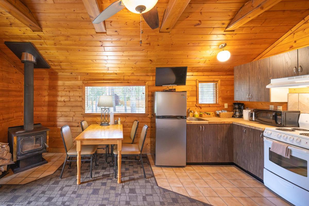 Castle Mountain Chalets Exterior photo