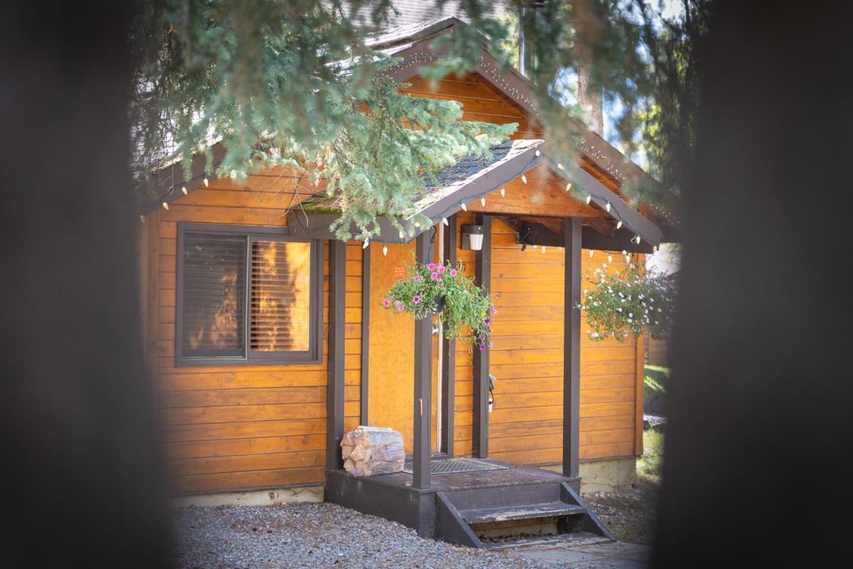 Castle Mountain Chalets Exterior photo